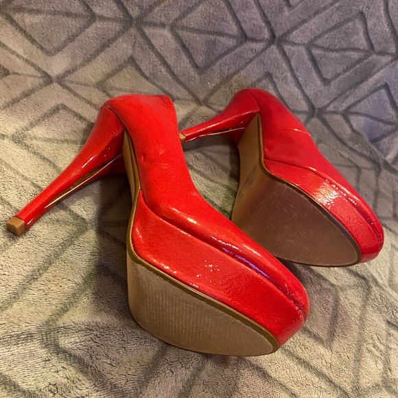 QUPID Red High Heel Size 6M - Picture 4 of 4